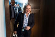 Bundesratskandidatin Heidi Zgraggen verlässt das BDP Fraktionszimmer nach ihrem Hearing bei der BDP-Fraktion. Bild: Alessandro della Valle/Keystone (Bern, 4. Dezember 2018)