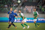 Der St. Galler Roman Buess (Mitte) gegen den Norweger Kristoffer Zachariassen im Europa-League-Qualifikationsspiel gegen Sarpsborg im Juli dieses Jahres. (Bild: Benjamin Manser)