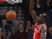 Clint Capela von den Houston Rockets bei einem Dunk (Bild: KEYSTONE/AP/JIM MONE)