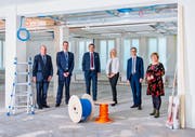 Der Zuger Stadtrat auf der Baustelle an der Gubelstrasse 22, wohin die Stadtverwaltung im Sommer 2019 umziehen wird (von rechts): Vroni Straub-Müller (Vizepräsidentin des Stadtrates), Karl Kobelt (Stadtpräsident), Eliane Birchmeier (Vorsteherin Baudepartement), André Wicki (Vorsteher Finanzdepartement), Urs Raschle (Vorsteher Departement Soziales, Umwelt und Sicherheit) und Martin Würmli (Stadtschreiber). (Bild: PD)