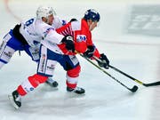 Der Klotener Jussi Jokinen (rechts) Ende November im Cup-Viertelfinal gegen den EVZ (Bild: KEYSTONE/WALTER BIERI)