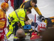 EVZ-Stürmer Carl Klingberg wurde in Langnau mit der Bahre vom Eis geführt (Bild: KEYSTONE/MARCEL BIERI)