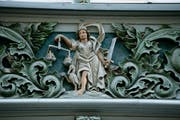 Die Justitia an einer Hausfassade.