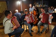 Begleitet von Walti Schuler am Klavier und Hans Arnold am Kontrabass heizen «Z`Petermariehansä» dem Restaurant Adler in Bürglen mit ordentlich viel Volksmusik ein. (Bild: Franz Imholz, Bürglen, 2. Dezember 2018)