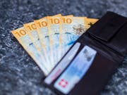 Die Teuerung ist in der Schweiz im November weniger gestiegen als befürchtet. Die Menschen können sich deshalb mehr leisten. (Bild: KEYSTONE/CHRISTIAN MERZ)