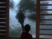 Das am meisten von Wetterkatastrophen gefährdete Land der Welt: Blick aus einem Fenster auf den Hurrikan Maria im September (Bild: KEYSTONE/AP/LINDA RODRIGUEZ FLECHA)