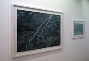 Georges Wenger zeigt seinen Linolschnitt «Lydford Gorge Forest, 2016/17». (Bild: Dieter Langhart)