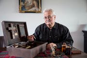 Mythen- und Magie-Forscher Kurt Lussi zeigt sein «Vampire Killing Set». (Bild: Manuela Jans-Koch (Ruswil, 9. November 2018))