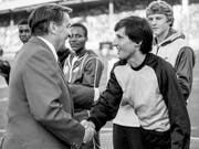 Res Brügger, 1982 Direktor von «Weltklasse Zürich», heisst Sebastian Coe im Letzigrund willkommen. (Bild: KEYSTONE/STR)
