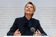 Karin Keller-Sutter während der Medienkonferenz. (Bild: KEYSTONE/Peter Klaunzer)