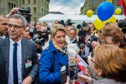 Die frisch gewählte Bundesrätin Karin Keller-Sutter auf Tuchfühlung mit der Bevölkerung auf dem Bundesplatz. (Bild: Benjamin Manser)