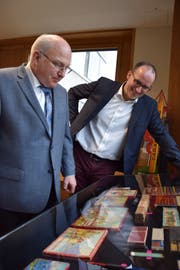Hanspeter Schaffner (links) und Lucas Keel bestaunen einen Teil der Sammlung. (Bilder: Tobias Söldi)