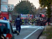 Bei der Explosion an einer Tankstelle in Italien sind zwei Menschen ums Leben gekommen - rechts der Tankwagen, der Feuer gefangen hatte und daraufhin explodierte. (Bild: KEYSTONE/AP ANSA/EMILIANO GRILLOTTI)
