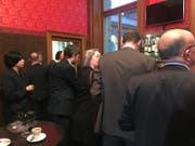 Letzte Stärkung vor der Wahl: Parlamentarier trinken Espressi im Café „Vallaton“ des Bundeshauses.