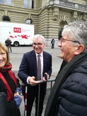 Der Obwaldner Ständerat Erich Ettlin im Gespräch mit Anhängern von FDP-Bundesratskandidat Hans Wicki.