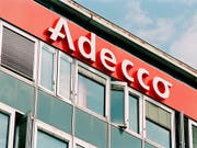 Logo und Gebaeude der Stellenvermittlungsfirma Adecco in Lausanne, aufgenommen am 18. August 1999. (KEYSTONE/Fabrice Coffrini) (Bild: KEYSTONE/FABRICE COFFRINI)