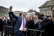 Trotz Niederlage zeigte sich Hans Wicki gut gelaunt auf dem Berner Bundesplatz und freute sich über den Zuspruch der angereisten Fans. (Bild: Corinne Glanzmann (Bern, 5. Dezember 2018))