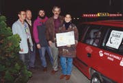 Franz Baumann (zweiter von rechts) mit der ersten Telebus-Kundin im Jahr 1994. Bild: PD