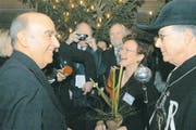 Schulterklopfen, Küsschen hier, Küsschen da: Merz nimmt Gratulationen entgegen. (Bild: KEY)