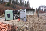 Der Lastwagen geriet in Schräglage und kippte anschliessend zur Seite. (Bild: Kapo)