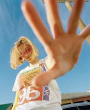 Die Linzerin Mavi Phoenix hat die vergangenen zwei Jahre einen steilen Aufstieg im Musikbusiness erlebt. (Bild: Kyle Weeks)