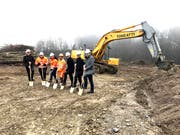 Während im Hintergrund bereits die Bagger im Einsatz standen, wurden gestern, oberhalb des Tobels, die Spaten angesetzt. (Bilder: Andrea Häusler)