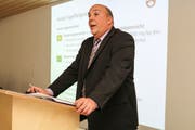 Bettwiesens Gemeindepräsident Patrick Marcolin stellt das Traktandum «Kugelfangsanierung» vor. (Bild: Christof Lampart)