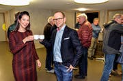 Hoch die Tassen! Die scheidende Finanzvorsteherin Ariana Brühwiler und Schulpräsident Linus Köppel stossen mit Glühmost auf Brühwilers letztes Budget an. (Bild: Christoph Heer)