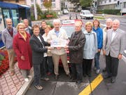 2004 erhielt der Telebus den Umweltpreis der Gemeinde Kriens. In der Mitte ist Franz Baumann zu sehen, links von ihm der heutige Gemeindepräsident Cyrill Wiget und alt Gemeinderätin Verena Funk-Nyfeler. Bild: PD