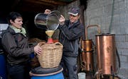Helen und Hansruedi Schallberger beim Abfüllen von frisch gebranntem Träsch. (Bild: Corinne Glanzmann, Lungern, 4. Dezember 2018)