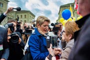 Im Sandwich zwischen Medien und Publikum: Karin Keller-Sutter nimmt nach der Wahl Gratulationen auf dem Bundesplatz entgegen. (Bild: Benjamin Manser)