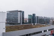 Auf diesem 1000-Quadratmeter-Dach könnte ein Gästehaus entstehen, das von der Empa gemietet wird. (Bild: Thomas Hary, 5.Dezember 2018)