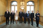 Derweil sind die neuen Bundesrätinnen beim Foto-Termin für das neue Bild des Gesamtbundesrates. (Bild: Keystone)