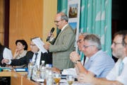 Parlamentspräsident Riquet Heller leitet die Parlamentssitzung im Seeparksaal Arbon. (Archivbild: Donato Caspari)