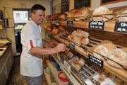 Marcel Auchli in seiner Bäckerei in Wolfenschiessen. (Bild: Matthias Piazza (3. Dezember 2018))