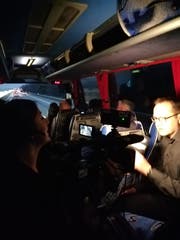 Auch der Regionalsender Tele1 ist im Wicki-Fanbus mit dabei. Hier im Interview mit dem Stanser Gemeinderat Marcel Käslin. (Bild: Niels Jost)
