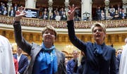 Die beiden frisch gewählten Bundesrätinnen, Viola Amherd, CVP, und Karin Keller-Sutter, FDP, bei der Vereidigung. (Bild: Yoshiko Kusano/freshfocus)