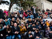 Live auf Grossleinwand: Schülerinnen und Schüler des Kollegiums Spiritus Sanctus in Brig verfolgten die Wahl von Viola Amherd. (Bild: KEYSTONE/JEAN-CHRISTOPHE BOTT)