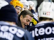 Serge Pelletier gibt den Chaux-de-Fonniers Anweisungen. (Bild: KEYSTONE/JEAN-CHRISTOPHE BOTT)