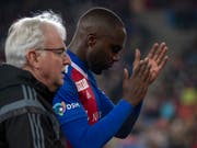 Basels Eder Balanta verlässt den Platz verletzt, begleitet vom Mannschaftsarzt Felix Marti. (Bild: KEYSTONE/GEORGIOS KEFALAS)