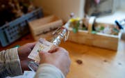 Die eigenen Produkte der Schallbergers werden von Hand etikettiert. (Bild: Corinne Glanzmann, Lungern, 4. Dezember 2018)