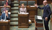 Premierminister Charles Michel sprich im Parlament – Abgeordnete der N-VA hören zu. (Bild: Benoit Doppagne/AFP; Brüssel, 22. November 2018)