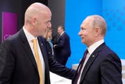 Fifa-Präsident Gianni Infantino (links) spricht mit Russlands Präsident Wladimir Putin am G20-Gipfel in Buenos Aires. (Bild Klimentyev, Sputnik, Kremlin Pool/AP, 1. Dezember 2018)