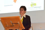 Die vor zehn Tagen gewählte neue Gemeindepräsidentin Ursula Klaus führt durch die Versammlung. (Bild: Christoph Heer)