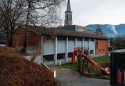 Das Projekt Acher Mitte: Bei der «Alten Turnhalle» mit Singsaal soll ein Neubau realisiert werden. (Bild: Stefan Kaiser (Unterägeri, 5. Dezember 2018))