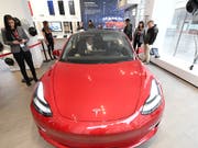 Tesla liefert das Modell 3 bald in Europa aus. (Bild: KEYSTONE/APA/APA/HELMUT FOHRINGER)