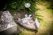 Ein Plätzchen für den verstorbenen Papa: Die Mädchen haben das Herz im Garten liebevoll dekoriert. (Bild: Ralph Ribi)