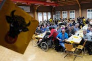 Rund 70 Personen verfolgten die Bundesratswahlen (Bild: Urs Hanhart, Erstfeld, 5. Dezember 2018)