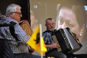 Das Duo Bay-Zgraggen unterhielt am Public Viewing. (Bild: Urs Hanhart, Erstfeld, 5. Dezember 2018)