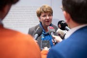 Die neugewählte Bundesrätin Viola Amherd an der Pressekonferenz in Bern. (Bild: KEYSTONE/Anthony Anex)